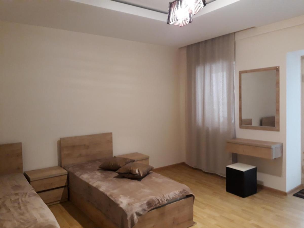 2 Bedroom Apartment In Chugureti Tiflis Exterior foto